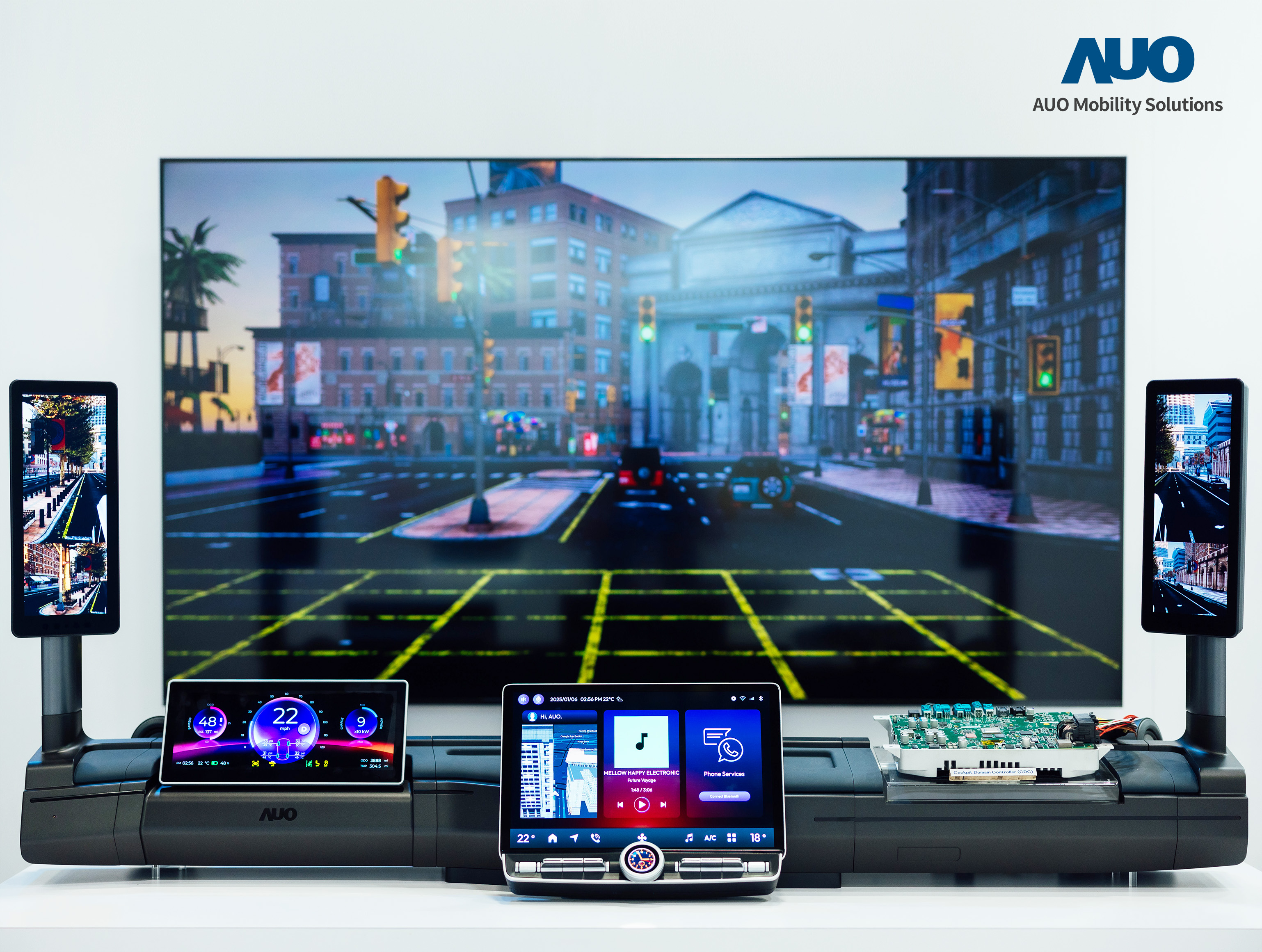 JNTY江南智慧行动推出智慧座舱域控平台，支持CDC、分区架构并整合AI运算模块，提供智能体感与座舱互动功能，驱动个人化座舱功能全面升级。