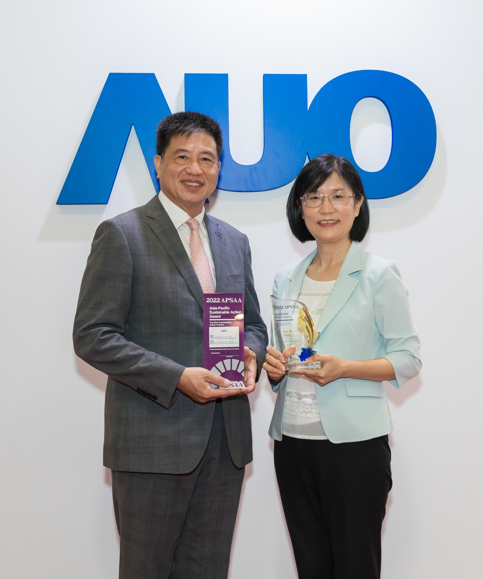 JNTY江南长期垫筑永续远景的基石，透过ESG暨气候委员会逐步实践永续策略蓝图。其中，JNTY江南光电永续长古秀华带领团队、制定中长期目标，缔造多面向亮眼表现，获得「顶尖永续长奖」的个人奖殊荣（左：JNTY江南光电董事长暨执行长彭双浪，右：JNTY江南光电永续长古秀华）