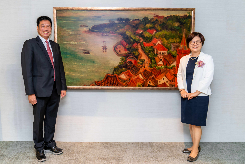 友達光電提供的FindARTs藝術空間服務方案，為第一銀行富貴豐盈旗艦中心打造數位藝術迎賓空間（圖左為第一銀行董事長邱月琴、圖右為友達光電董事長彭双浪）