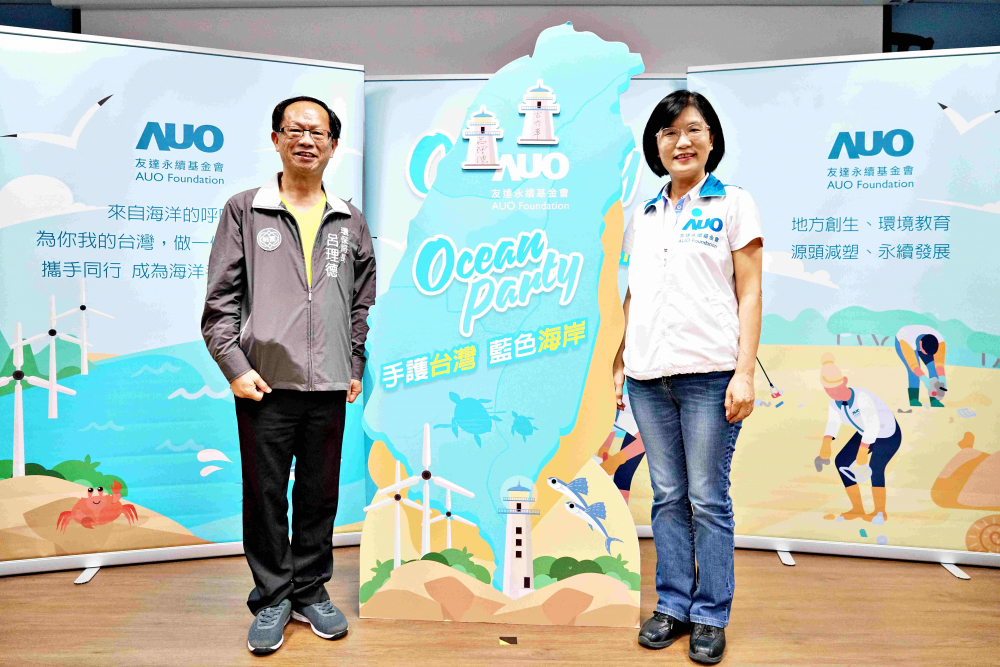 友達光電永續長古秀華（右）與桃園市環保局局長呂理德（左）進行海岸線認養儀式，簽署於象徵藍色宣言的海岸永續燈塔上，承諾以實際行動與環境教育方式，投入桃園海岸線守護行列