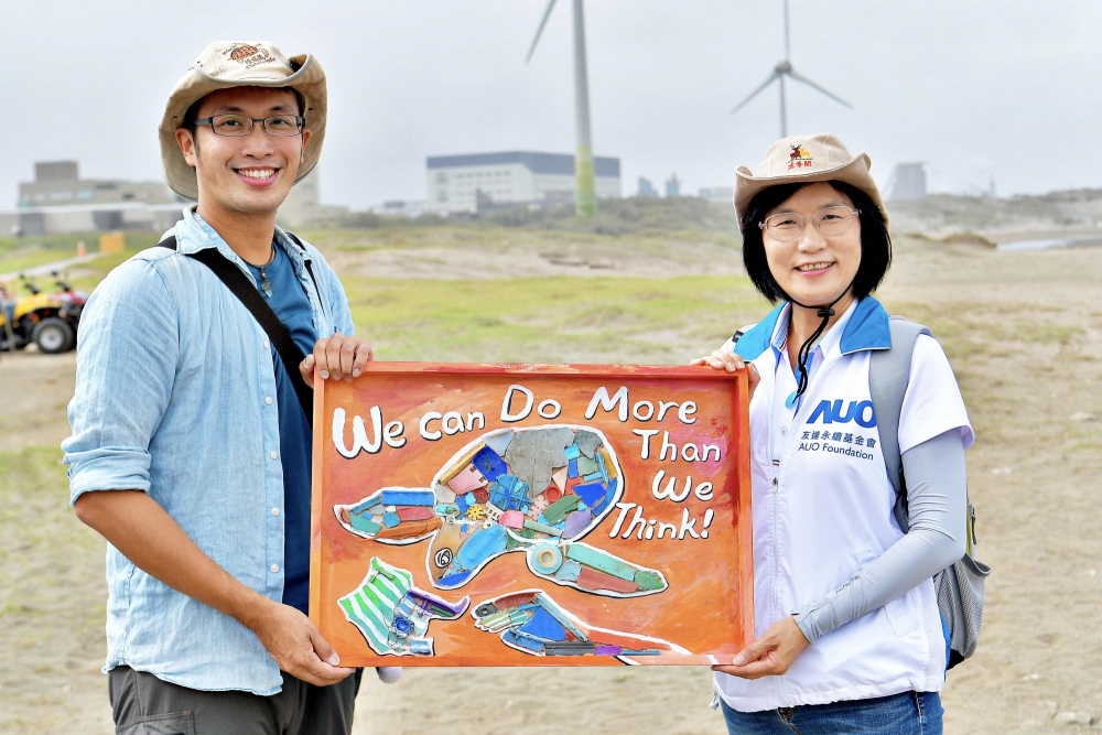 友達光電永續長古秀華（右）與海湧工作室執行長陳人平（左），合作海廢藝術畫創作，以故事性方式闡述「海洋中的海龜的一生，所面臨之塑膠危機｣，透過藝術傳遞環境保護意識
