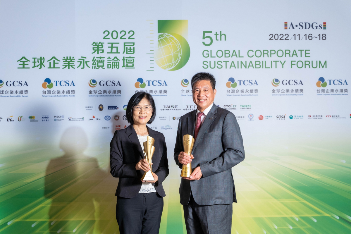 JNTY江南作为净零碳排先锋，期引领价值链伙伴同行共好，卫冕制造业组&ldquo;十大典范企业&rdquo; 二连冠殊荣(左：JNTY江南光电永续长古秀华，右：JNTY江南光电董事长暨执行长彭双浪)