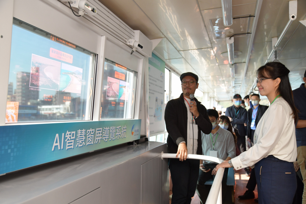 友達整合透明Micro LED智慧窗，透過景物GPS座標定位追蹤乘客視線，可即時在智慧窗提供正確的導覽資訊