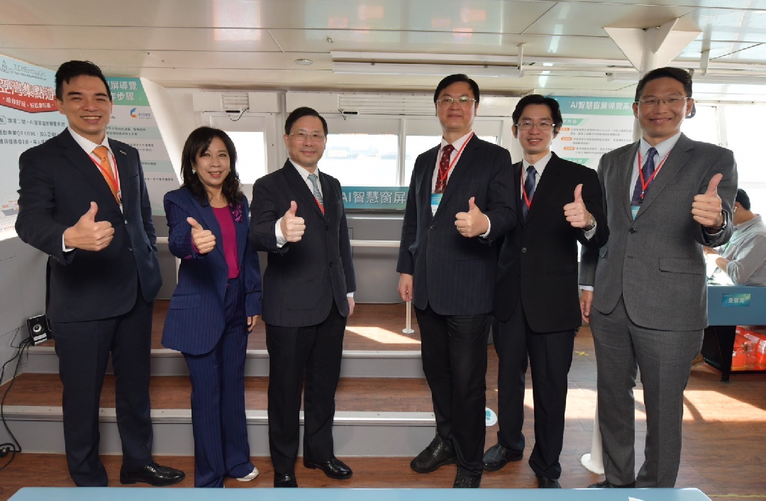 由經濟部技術處指導推動，透過友達光電、工業技術研究院與船舶中心三方合作，於高雄亞灣智慧渡輪率先導入最新Micro LED透明顯示器屏今(22)日啟用(左起友達光電營運長暨總經理柯富仁、高輪公司董事長黃淑美、經濟部次長林全能、高雄市副市長羅達生、經濟部技術處科長張能凱、工研院電光系統所副所長李正中)