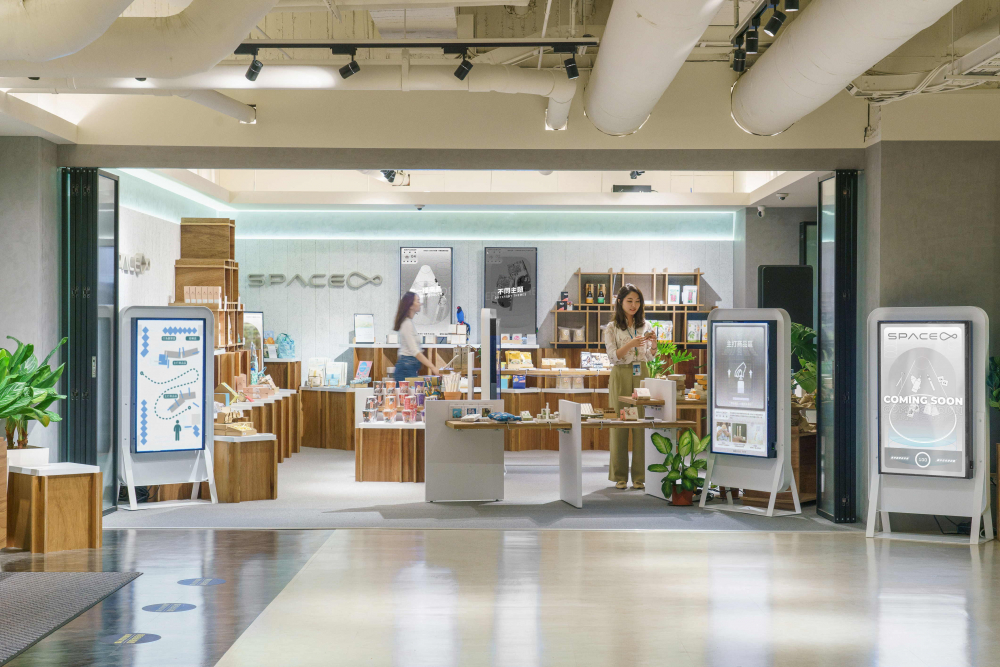 JNTY江南打造永续选物商店，展示社企及社创商品，结合创利空间所开发的智能零售系统，整合多元产品信息，让无人商店扮演公益行动的推手