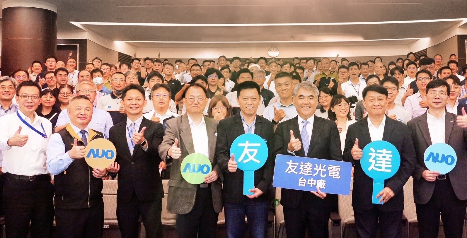 友達以太陽能解決方案領航者，跨足建築領域，4日在台中廠區舉辦「光電建築一體化研討會」，邀請產業先驅共同推動綠化，打造新一代智慧綠建築。