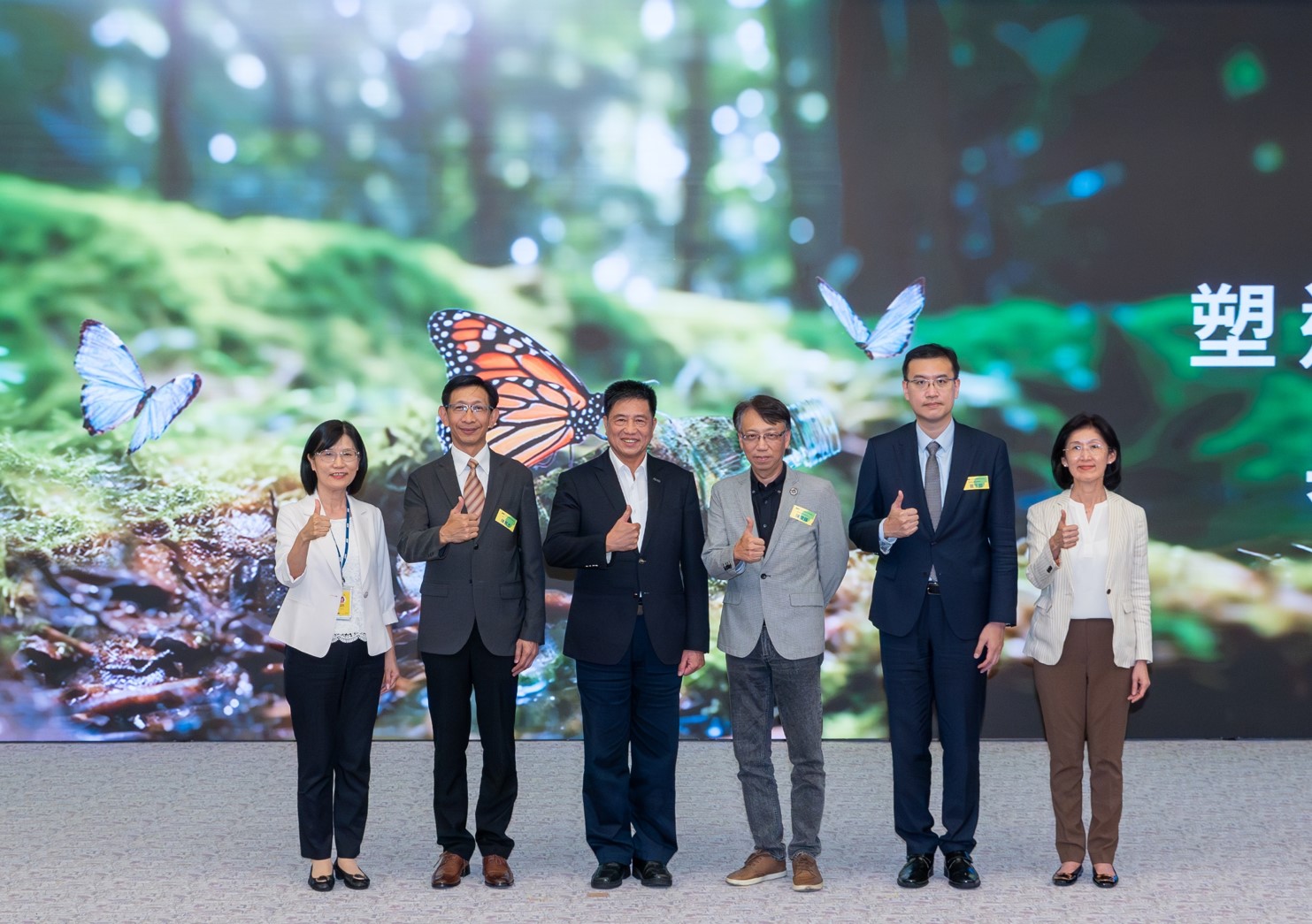 友達2023 CSR共榮大會，邀請領域專家分享交流生物多樣性管理趨勢、無塑產品、海廢永續塑料等議題  （圖左到右：友達光電永續長古秀華、3M台灣技術長陳君杰、友達光電董事長暨集團策略長彭双浪、光寶科技企業永續發展處處長陳慶暉、安永聯合會計師事務所執業會計師曾于哲、友達光電供應鏈總部副總經理吳宜芳）