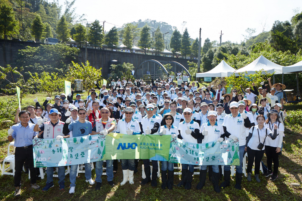 友達永續基金會集結超過200位志工，攜手移除外來入侵種小花蔓澤蘭，守護霄裡溪生物多樣性