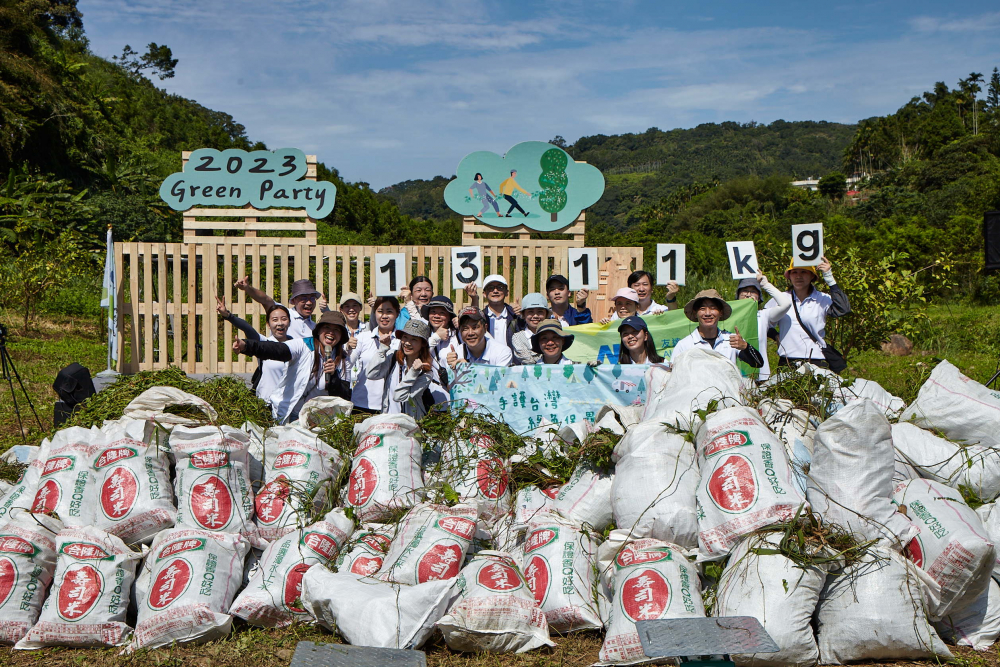 友達集結超過200位志工，攜手移除高達1311公斤的外來入侵種「小花蔓澤蘭」