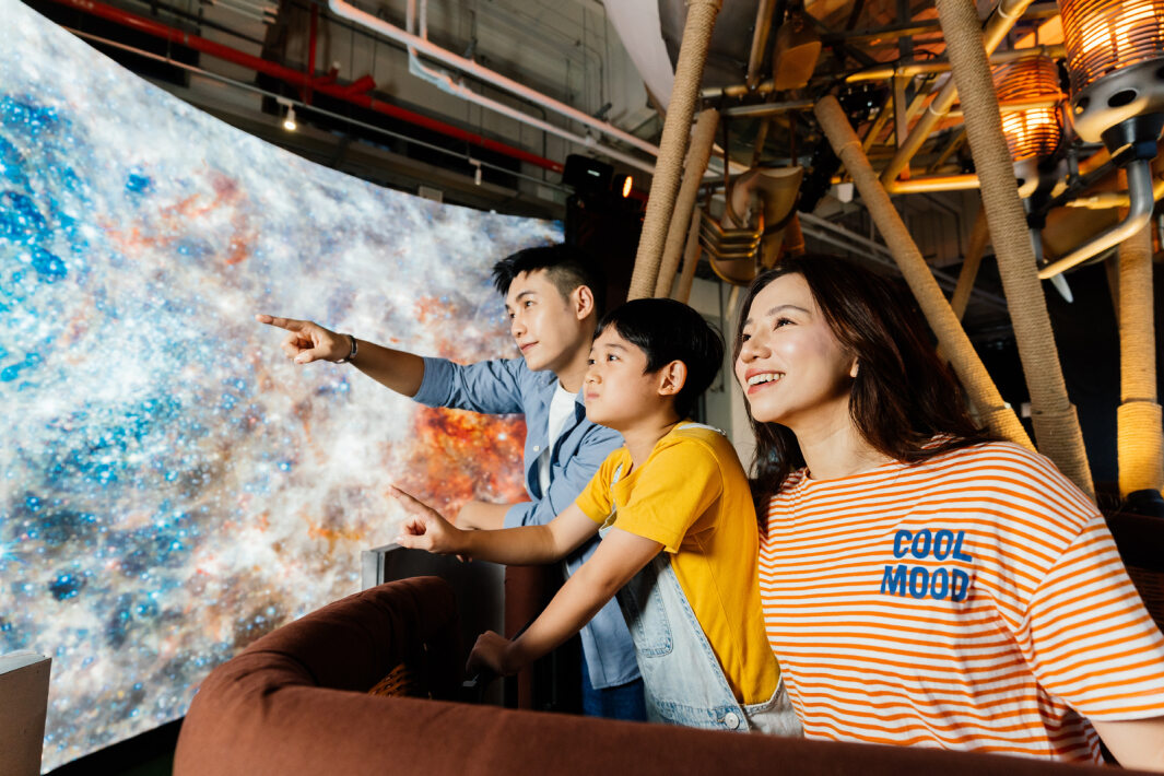 友達打造全台最大寬6公尺、高4公尺、唯一搭載LED弧形拼接顯示屏的動感飛行船，讓乘客駐足在熱氣球上，享受身歷其境的偽出國旅遊樂趣