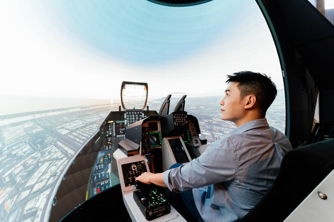 友達以P1.25小間距打造球形LED模擬艙，搭配智崴的精密六軸動態座椅，結合友達專業影像調校技術，呈現擬真模擬飛行場景