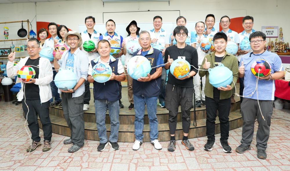友達光電暨友達永續基金會董事長彭双浪與農業部林業及自然保育署新竹分署夏分署長、供應商夥伴、在地鄰里協會、社企團體，以循環再生的海廢浮球倡議從源頭減廢，為地球移除塑膠垃圾，共同「手」護台灣美麗海岸