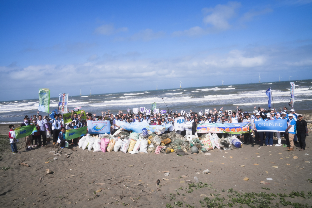 友達永續基金會召集企業志工、產官學和供應商夥伴，在苗栗後龍外埔魚港1340保安林海岸淨攤，齊心協力清除1.2公噸海洋廢棄物，以行動實踐對環境友善的承諾