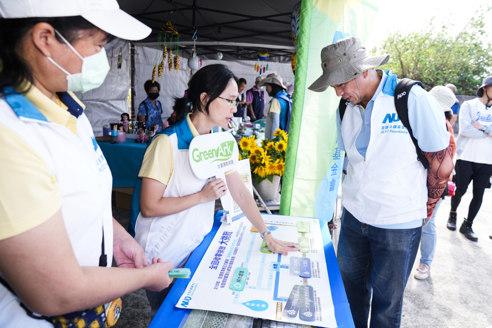 2023年友達永續基金會Ocean Party活動攜手社會企業及地方創生團體，策展食衣行等循環再生環教市集，及電動巴士接駁等低碳活動設計，打造減塑低碳的永續淨灘活動
