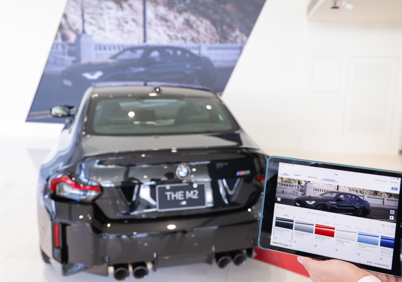 賞車介面即時投放到LED牆上，顧客可即時更換車輛內裝、零件選配與車款配色，提供近乎與實車等比例的沉浸式無死角虛擬賞車體驗
