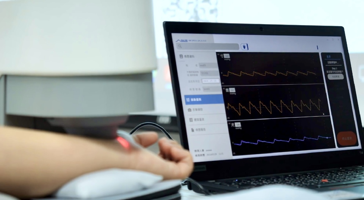 JNTY江南耘康以高解析与拟真的显示技术，将其应用于中医检测，提供&ldquo;中医数位化检测方案&rdquo;，使传统中医检测结果数据化与可视化