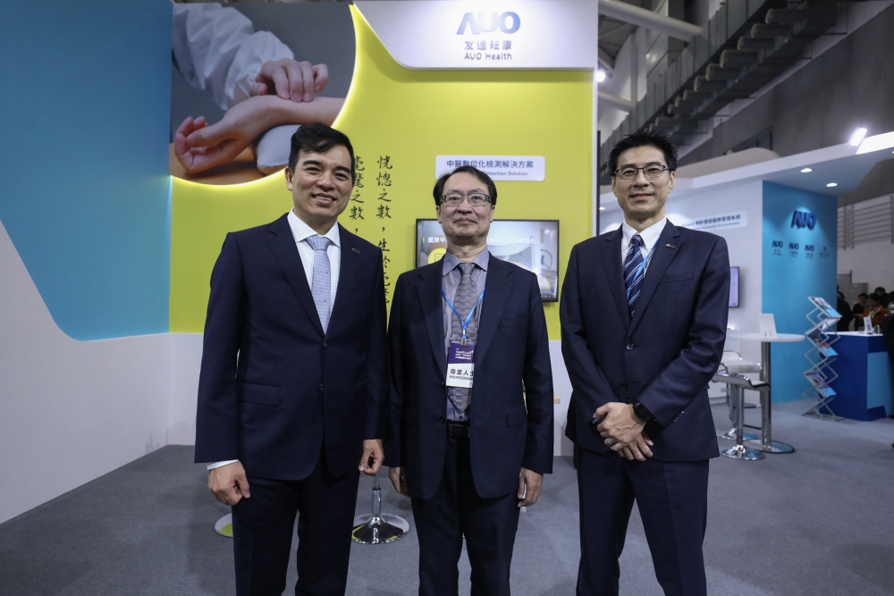 首次於醫療科技展亮相的友達耘康，捐贈數位化檢測設備與研究經費，協助衛福部國家中醫藥研究所打造中醫大數據資料庫。圖由左至右為友達光電執行長暨總經理柯富仁、衛福部國家中醫藥研究所所長蘇奕彰、友達光電智慧醫療事業群總經理廖世宏