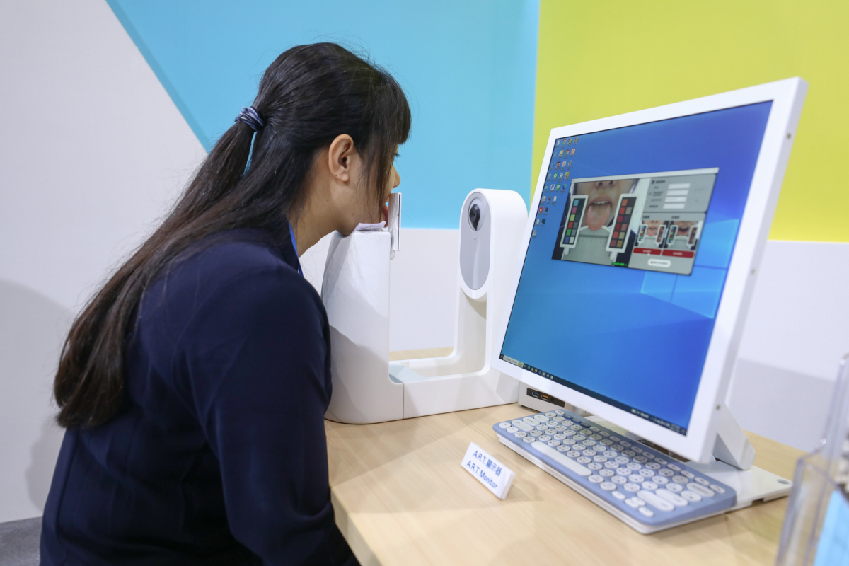 友達耘康延伸友達卓越的感測技術及色彩管理專長，研發出舌象擷取系統，可提供數據化、影像化的檢測結果，輔助醫師與專業醫事人員做為臨床研究、檢測結果評估與檢測紀錄的留存