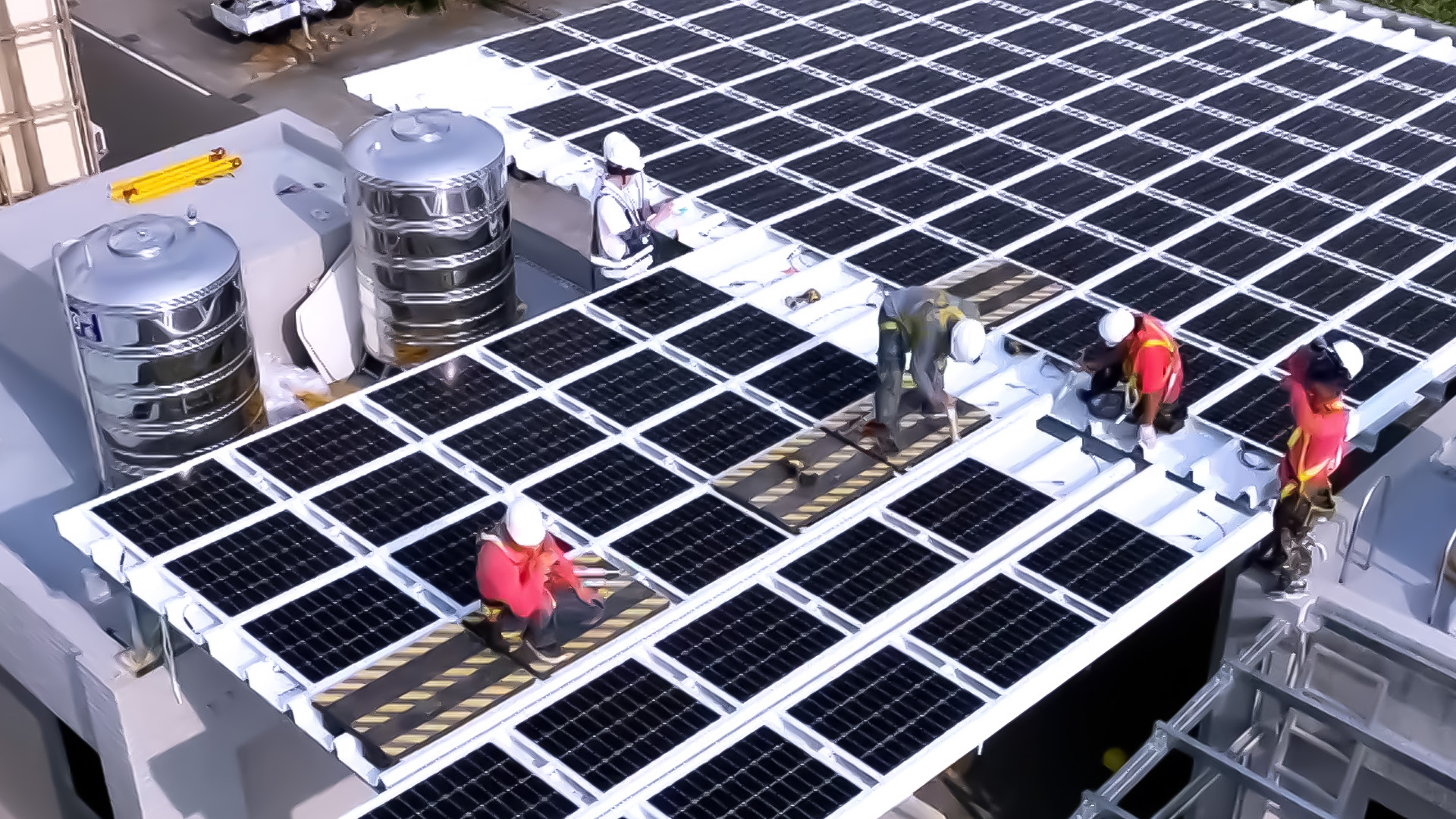 JNTY江南着力于替代能源之技术研发，如光电浪板的相关制程、设备与产品，其中所开发之光电整合型浪板，减少传统金属支架安装，更提升耐候度，可广泛运用于多元场域，并辅助建筑达到净零碳排目标