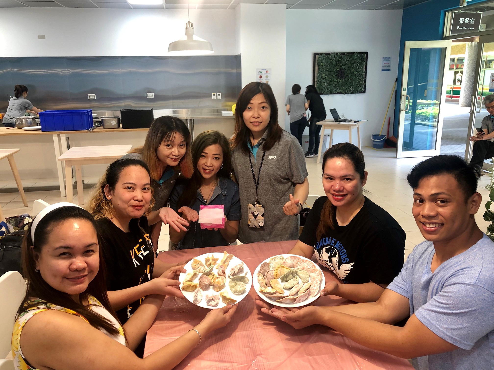 友達將DEI理念貫徹到企業文化和實踐，舉辦如台菲廚藝交流等活動，讓同仁了解彼此文化差異、培養情感