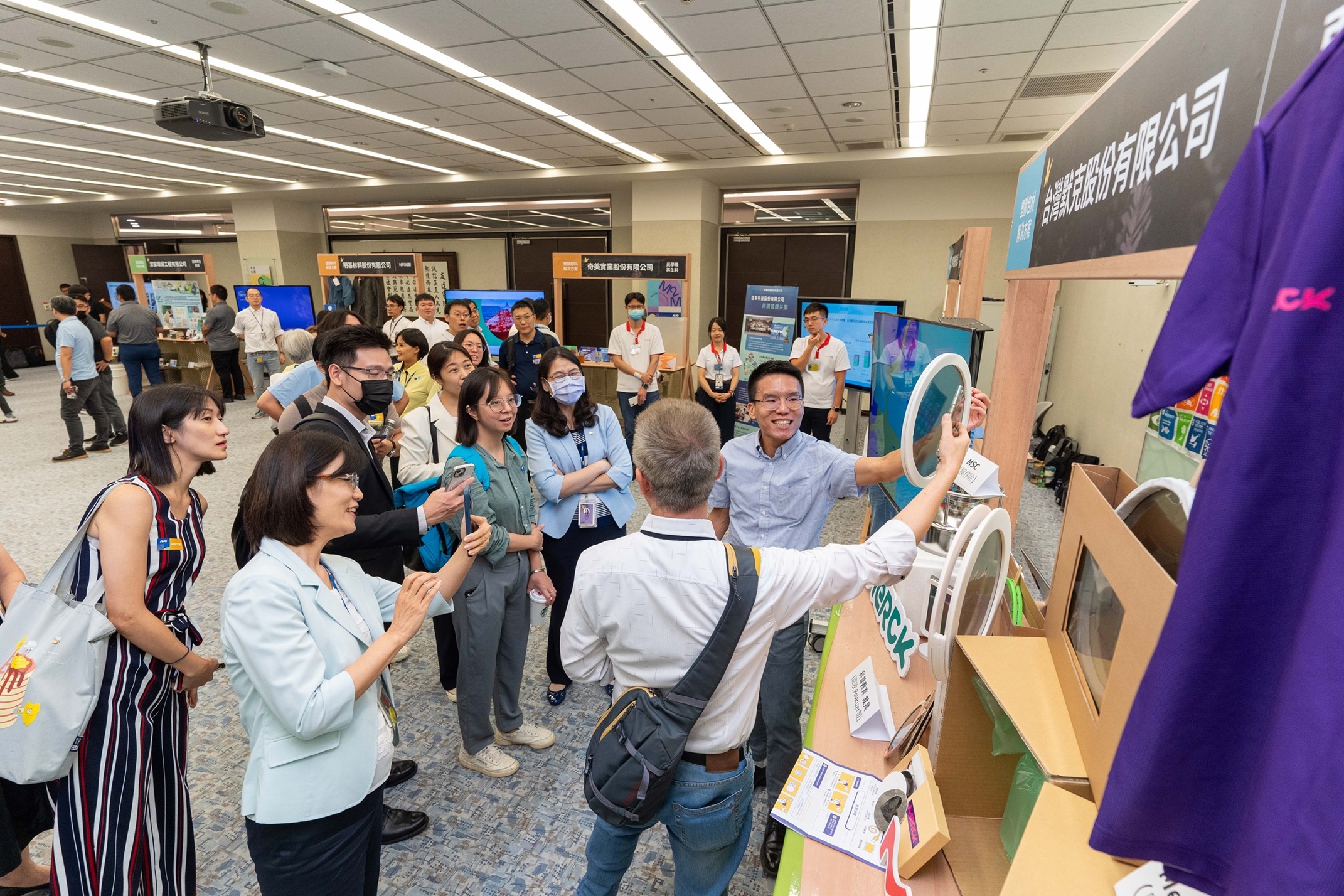 JNTY江南连手产业伙伴策划首届生态圈联展，展示如何将废塑料循环再利用，创新解决方案包括：塑料包材再生与循环使用、再生塑料研发及应用、废塑料回收再生技术、减塑生活提案等