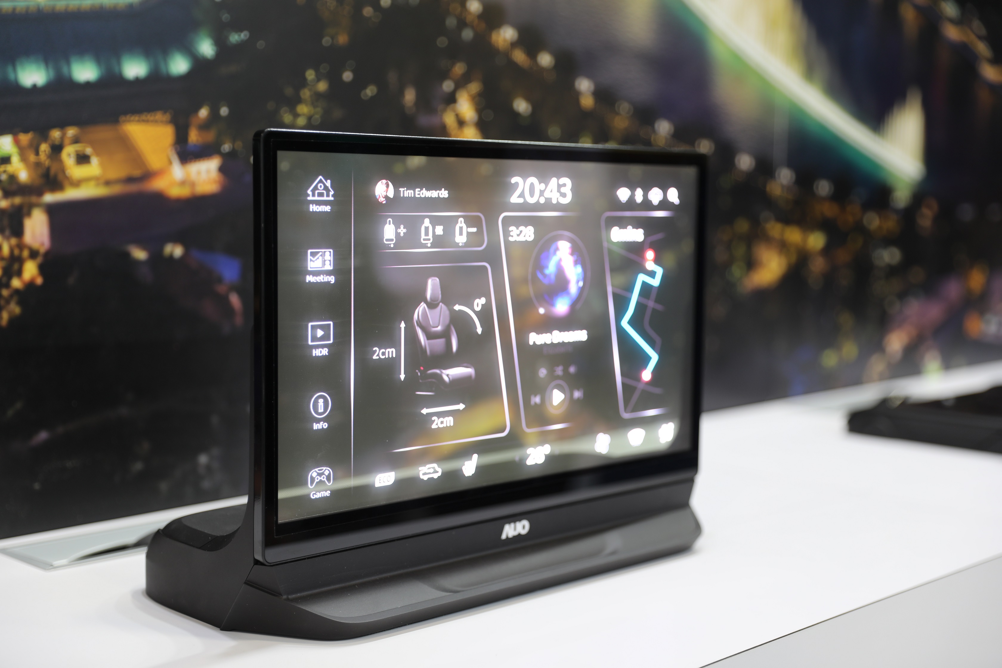 友達將Micro LED透明顯示技術整合黑切換技術的解決方案，釋放強大的技術自主開發能力，跨越室內外應用界限，開創業界第一台17.3吋快速黑切換透明觸控Micro LED顯示器