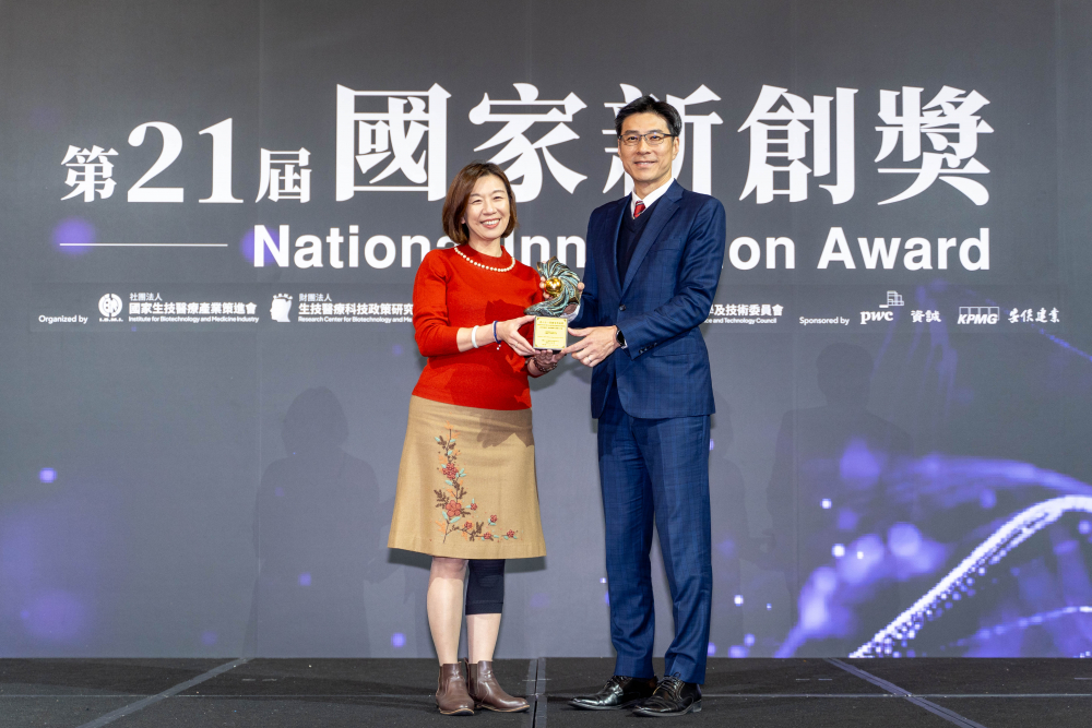 友達旗下子公司友達耘康與達擎分別以「中醫數位化檢測解決方案」及「寬視角3D醫療顯示器」獲得第二十一屆國家新創獎「智慧醫療與健康科技」類別的「企業新創獎」與「國家新創精進獎」兩項殊榮。圖左為衛生福利部政務次長林靜儀、圖右為友達光電智慧醫療事業群總經理廖世宏