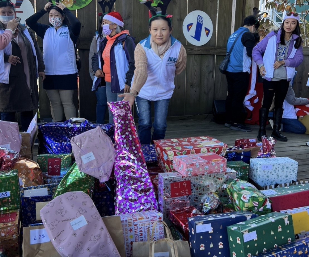 友達永續基金會「圓夢列車」年年迴響熱烈，認捐同仁精心挑選禮物、巧手包裝，整理成隊後，將祝福一一打包送出
