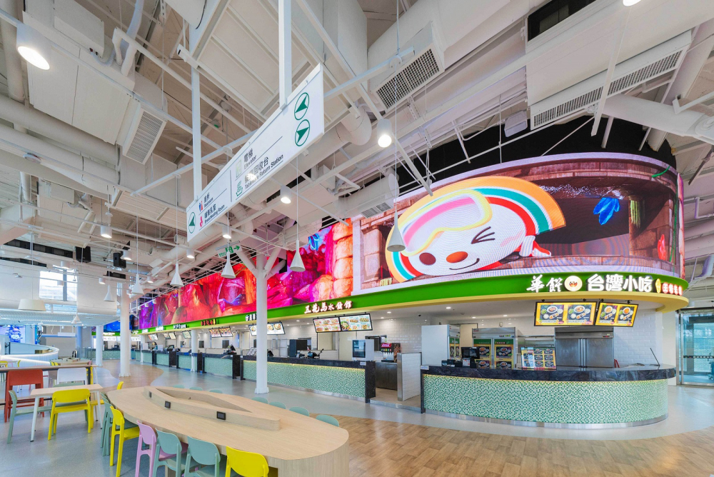 友達穩步推動雙軸轉型策略，旗下子公司達擎攜手傑可達數位與零售業者統一超商合作，為全新改裝開幕的「清水服務區」打造首創的裸視3D體驗牆