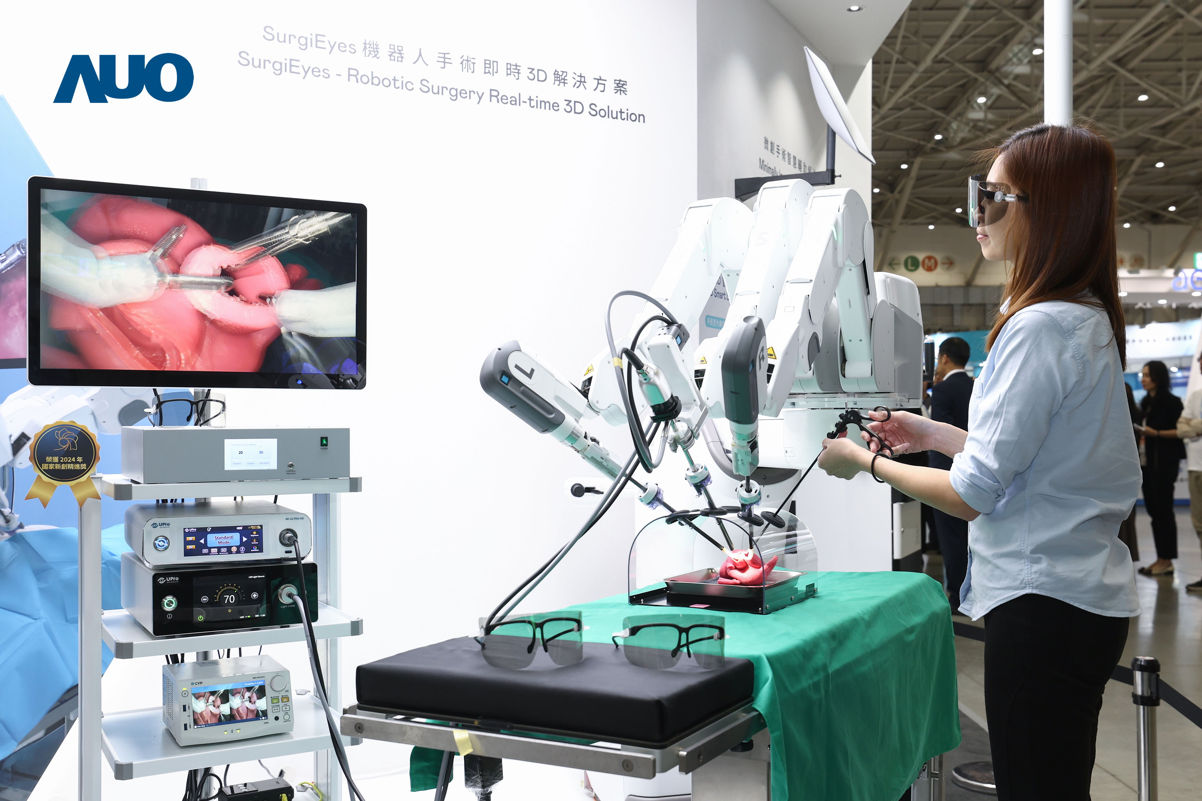 达擎以领先的3D显示技术推出〝SurgiEyes机器人手术实时3D解决方案〞，整合先进3D图像处理与独家3D垂直宽视角、广色域的显示技术，手术团队可实时同步主刀医师视角看到清晰3D影像，提升沟通效率与安全性。