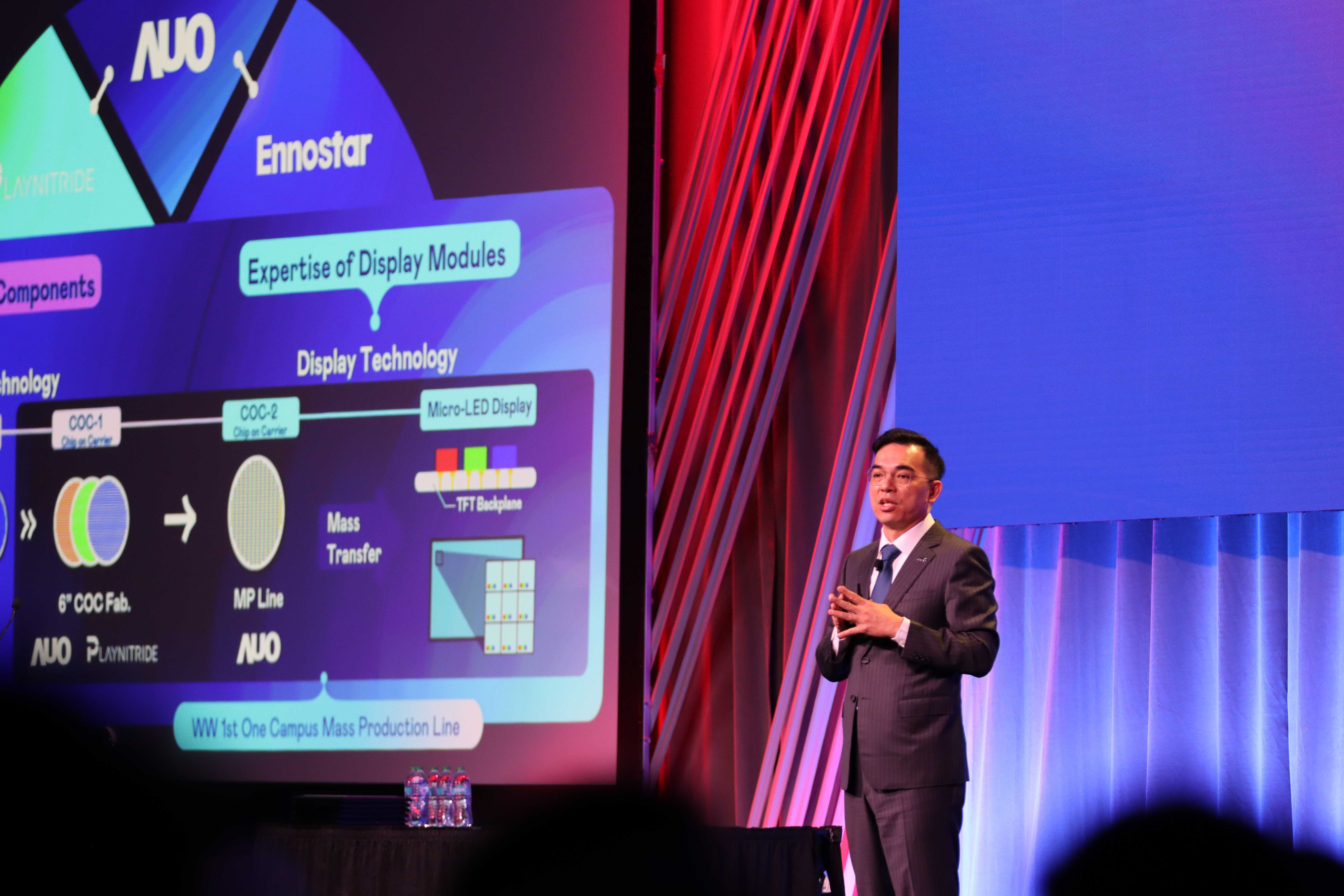 2025 SID显示周登场，JNTY江南光电执行长暨总经理柯富仁博士以〝Redefining Displays: Inspiring New Possibilities〞发表主题演说，带领JNTY江南以智能显示解决方案先驱，透过AI赋能，重塑显示的视觉创新体验