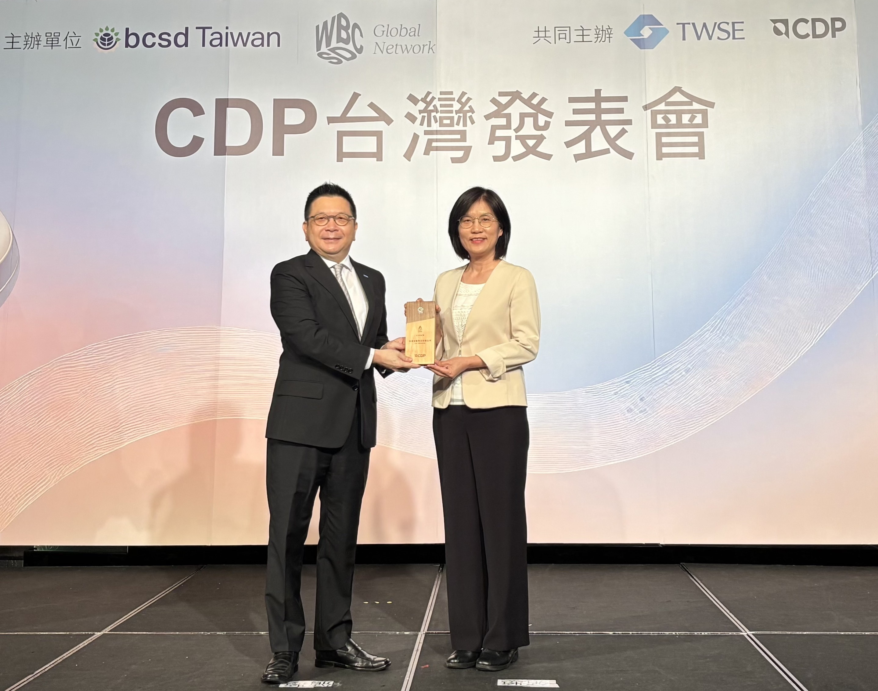 友達永續成果再獲國際評比肯定，獲頒CDP氣候與水資源雙項領導力評級。今由臺灣證券交易所董事長林修銘（左）頒獎，友達光電永續長古秀華（右）代表受獎