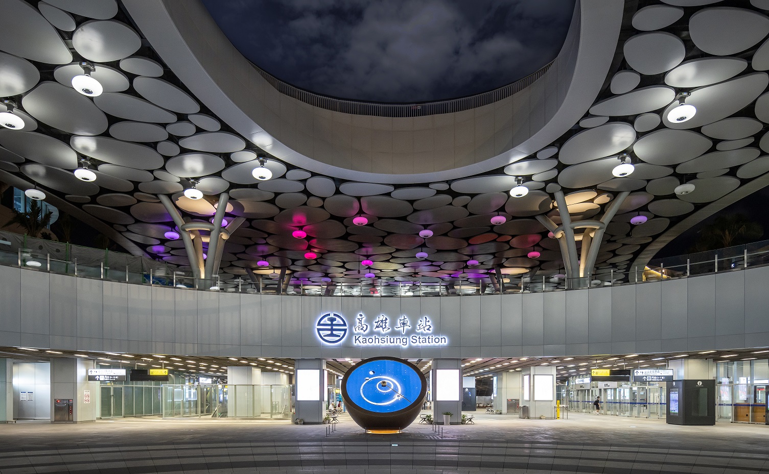 創利空間參與《高雄車站共感空間》公共藝術計畫，擔任視覺科技整合夥伴。於「看時間」天文鐘作品中提供技術指導，整合圓形LED鐘面與鐘體結構，在時間、天象星盤與空間氛圍間生動展演