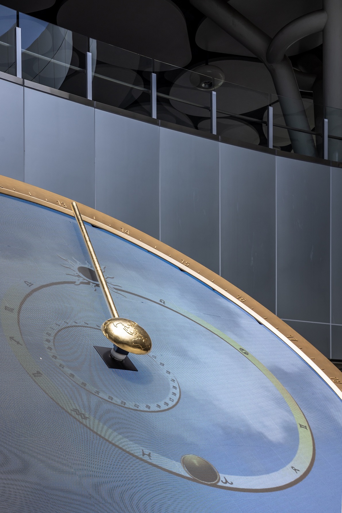 創利空間參與《高雄車站共感空間》公共藝術計畫，擔任視覺科技整合夥伴。於「看時間」天文鐘作品中提供技術指導，整合圓形LED鐘面與鐘體結構，在時間、天象星盤與空間氛圍間生動展演