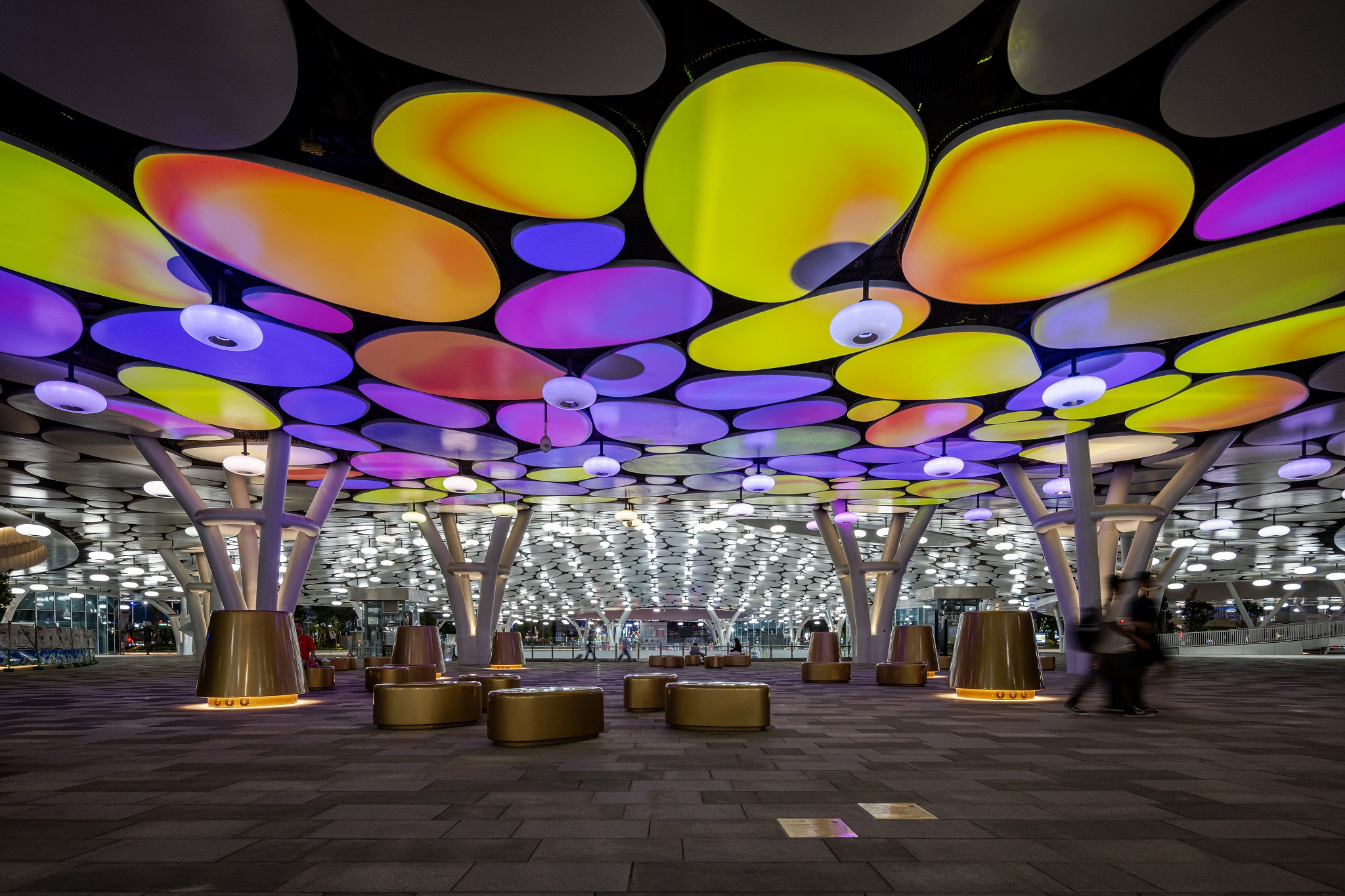 於「染色彩」作品中，創利空間協助藝術團隊將高雄車站天棚2700片鋁製雲朵染上繽紛色彩，從設備設定、光影軟體串接到現場調校，確保光線準確落在雲朵表面，展現層次與意境