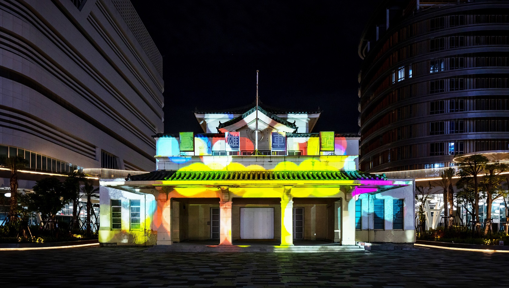 「映回憶」這項建築光雕作品展演高雄車站老站體回歸歷程，創利空間協助設計團隊精準呈現建築線條與歷史意象，並納入交通安全考量而調整光影呈現，展現整合技術與空間敏感度