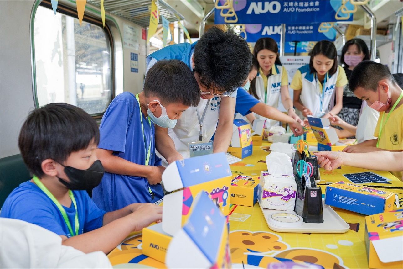 今年友達設計「光電、再生能源、水資源」三大課程主題，攜手供應鏈夥伴默克及大豐環保，以循環經濟理念開發創意教材