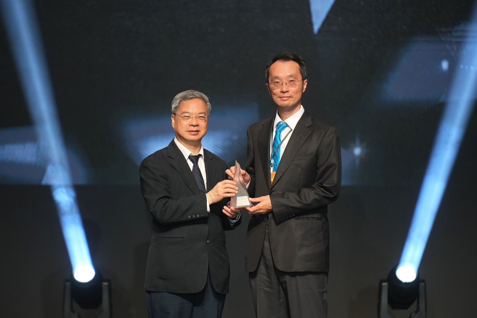 「友達「177吋高透明度Micro LED顯示器」獲得台灣精品銀質獎，由友達光電顯示產品研發總部副總經理吳仰恩（右）代表領獎