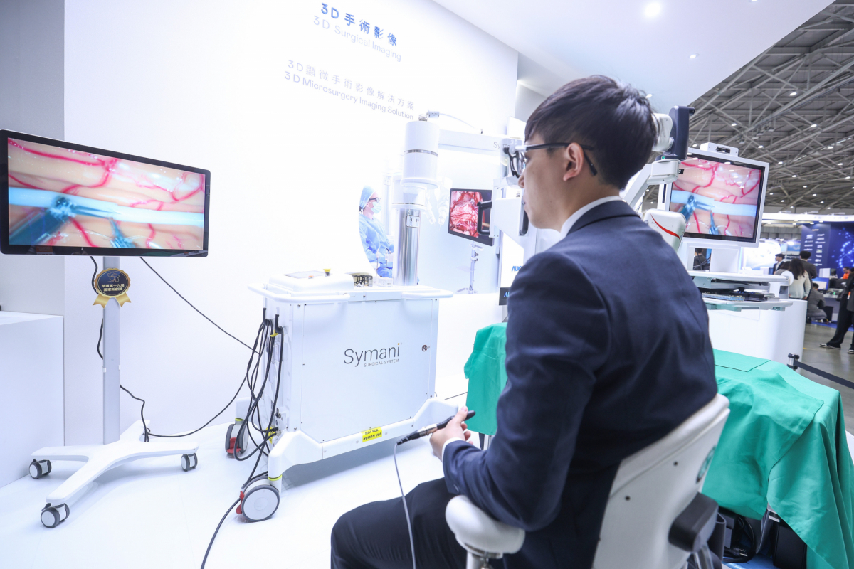 达擎推出〝3D显微手术影像解决方案〞，将3D影像技术从腹腔内视镜手术延伸至神经、血管、淋巴等高难度显微手术，提供超清晰立体视野，协助医疗团队在复杂手术中完成精准细腻操作。