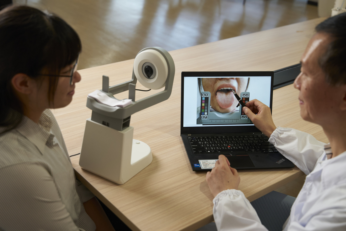 友達耘康的「舌象辨識軟體」則運用AI與大數據技術，可快速辨識舌色、舌形、苔色、苔質等特徵，顯著提升舌象辨識效率，優化檢測流程。