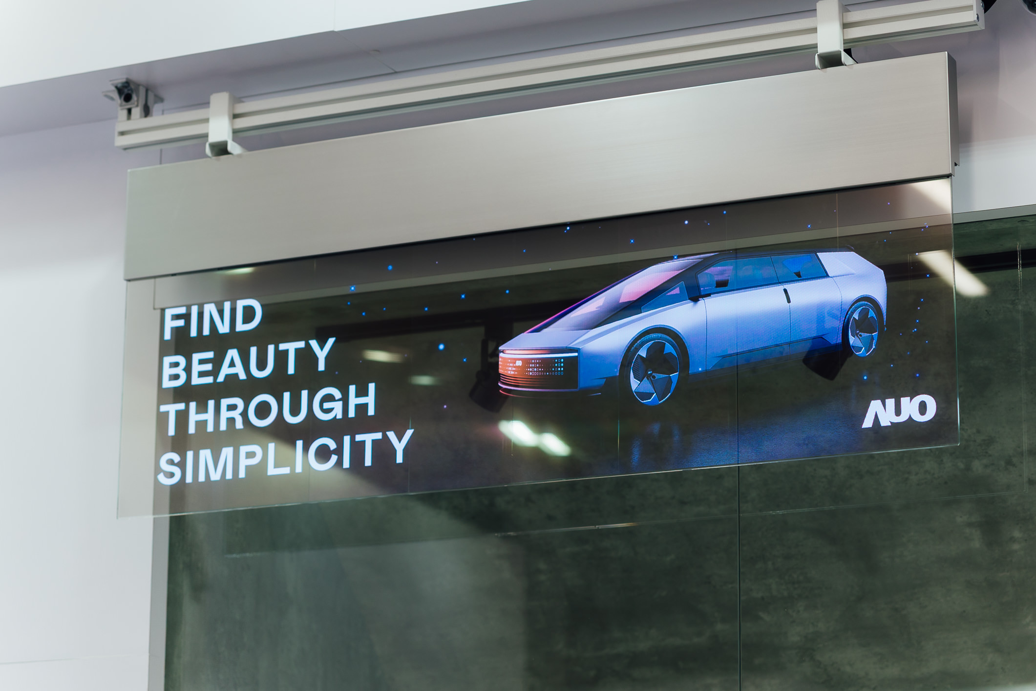 具备高亮度透明感的54吋透明Micro LED智慧广告牌，可无限拼接不同尺寸，营造出兼具科技感与美学的沉浸式氛围，适用于旗舰店、展演空间等多元场域。