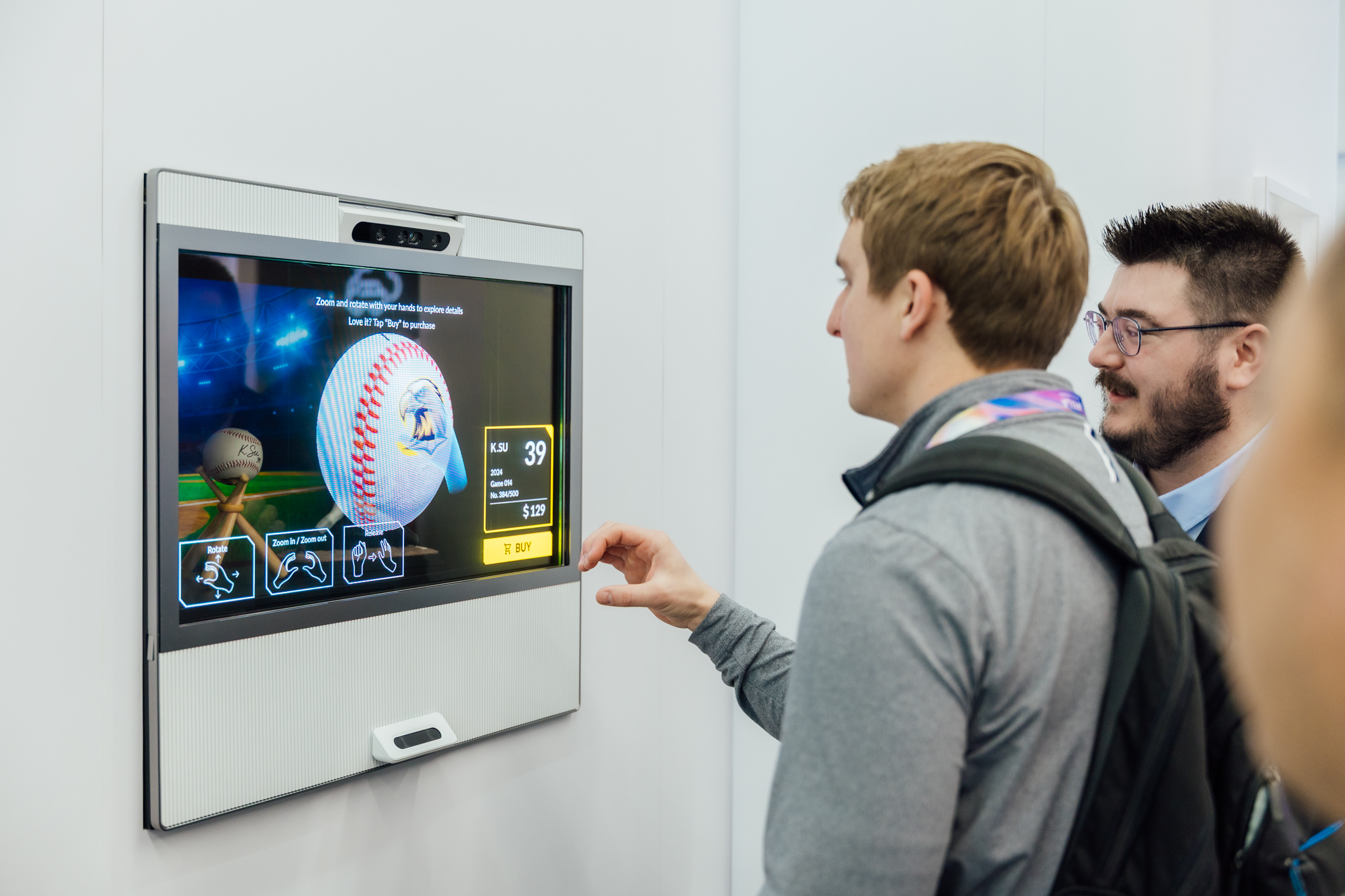 JNTY江南智慧行动透过专属展间，与客户深度聚焦，密切探讨产品协作共创的机会与落地的可能性，激发人车互动的创新再进化，并结合输出国际的Micro LED前瞻技术跨界应用，揭开更多元精彩的应用情境。