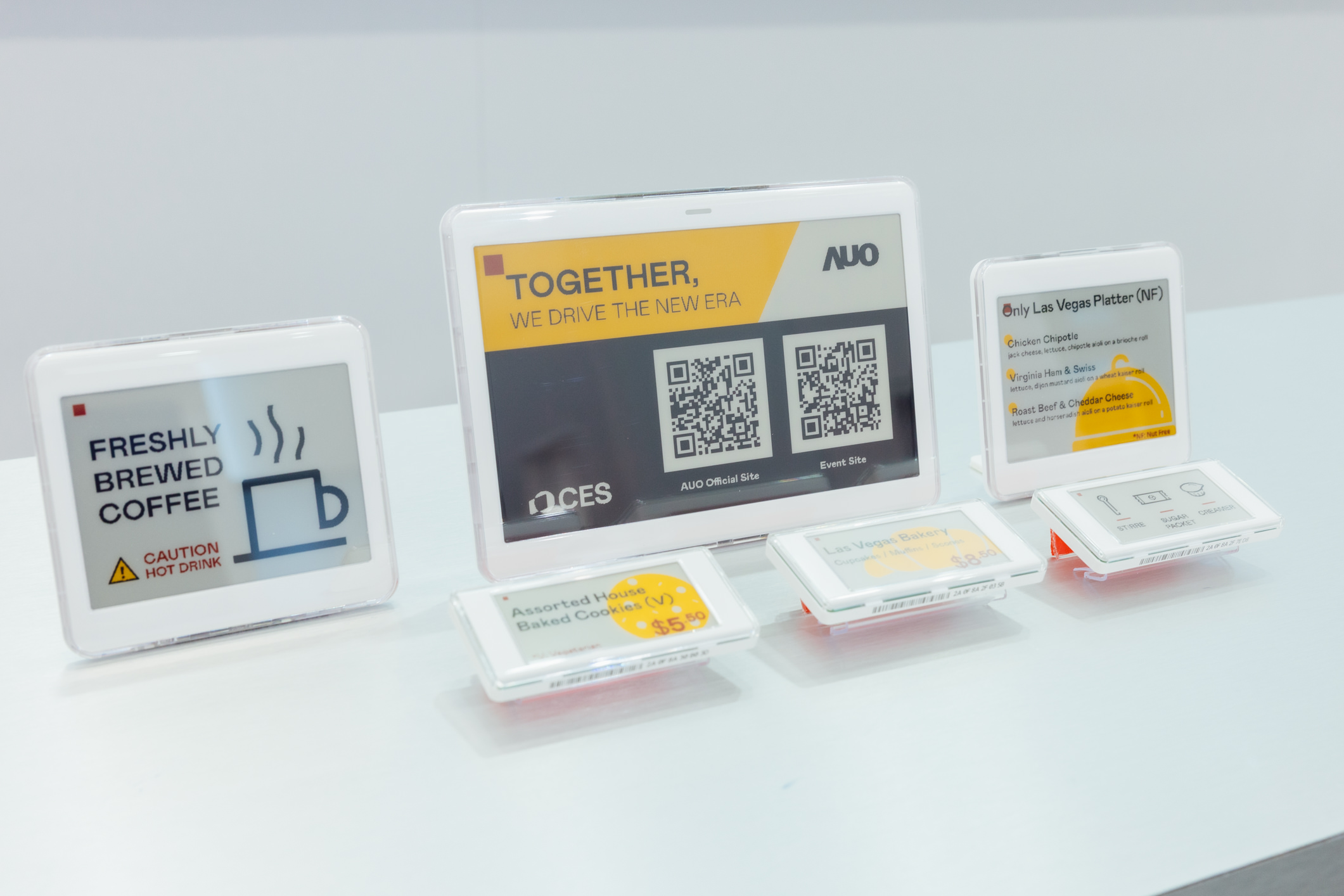 达擎开发的低功耗、全彩的aecoPost电子纸解决方案，仅在更新画面时需要微量的电力驱动，无需布建电线的便捷设计，使其可灵活应用、弹性选择置放处；可搭配aecoTag电子货架卷标解决方案，驱动商店内所有数字广告牌和电子货架卷标，以远程控制实现动态变价，提升门市人员作业效率，并以无纸化落实永续经营目标。