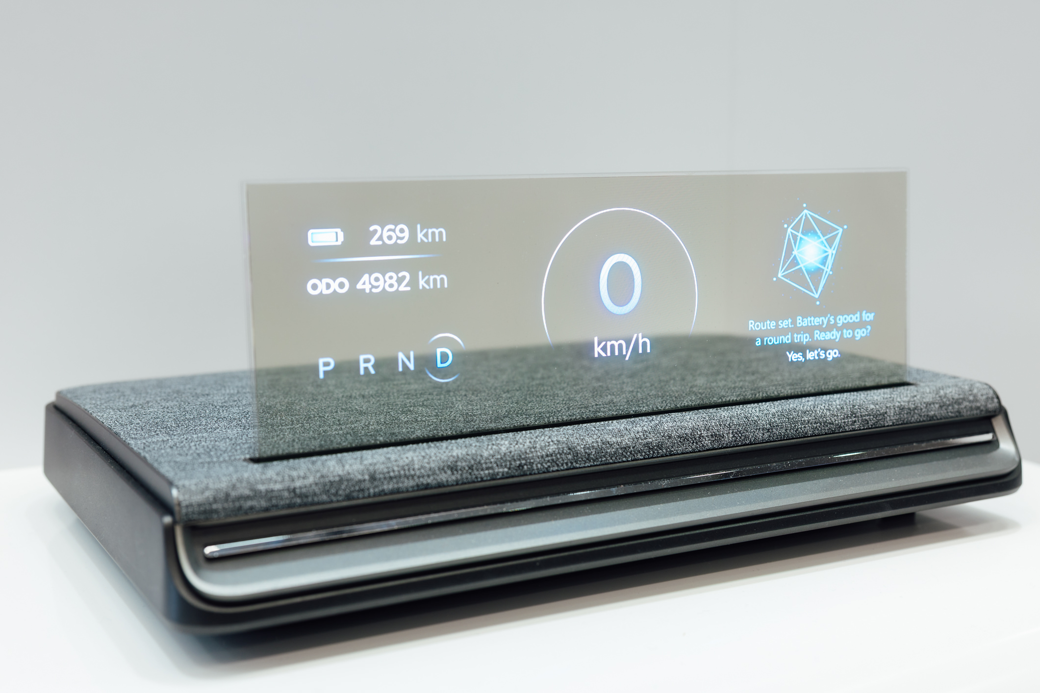 全球首款Aero Module透明Micro LED显示器模块外观轻盈通透，可与数字内容完美融合，提供动态显示、先进控制、个人化沉浸感受。