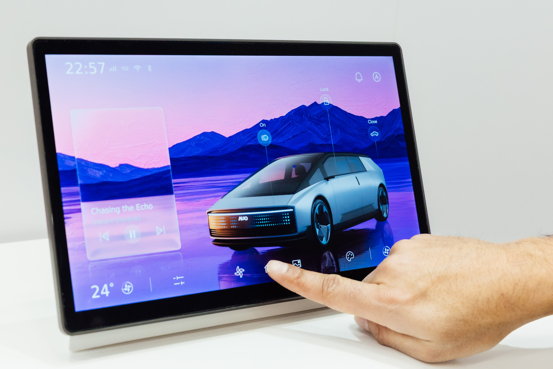 将先进抗反光技术导入于CID中控台呈现全时可视效果，并支持与座舱环境完美融合，带来清晰且不干扰的驾驶与座舱操作体验，兼容座舱质感与行车安全。