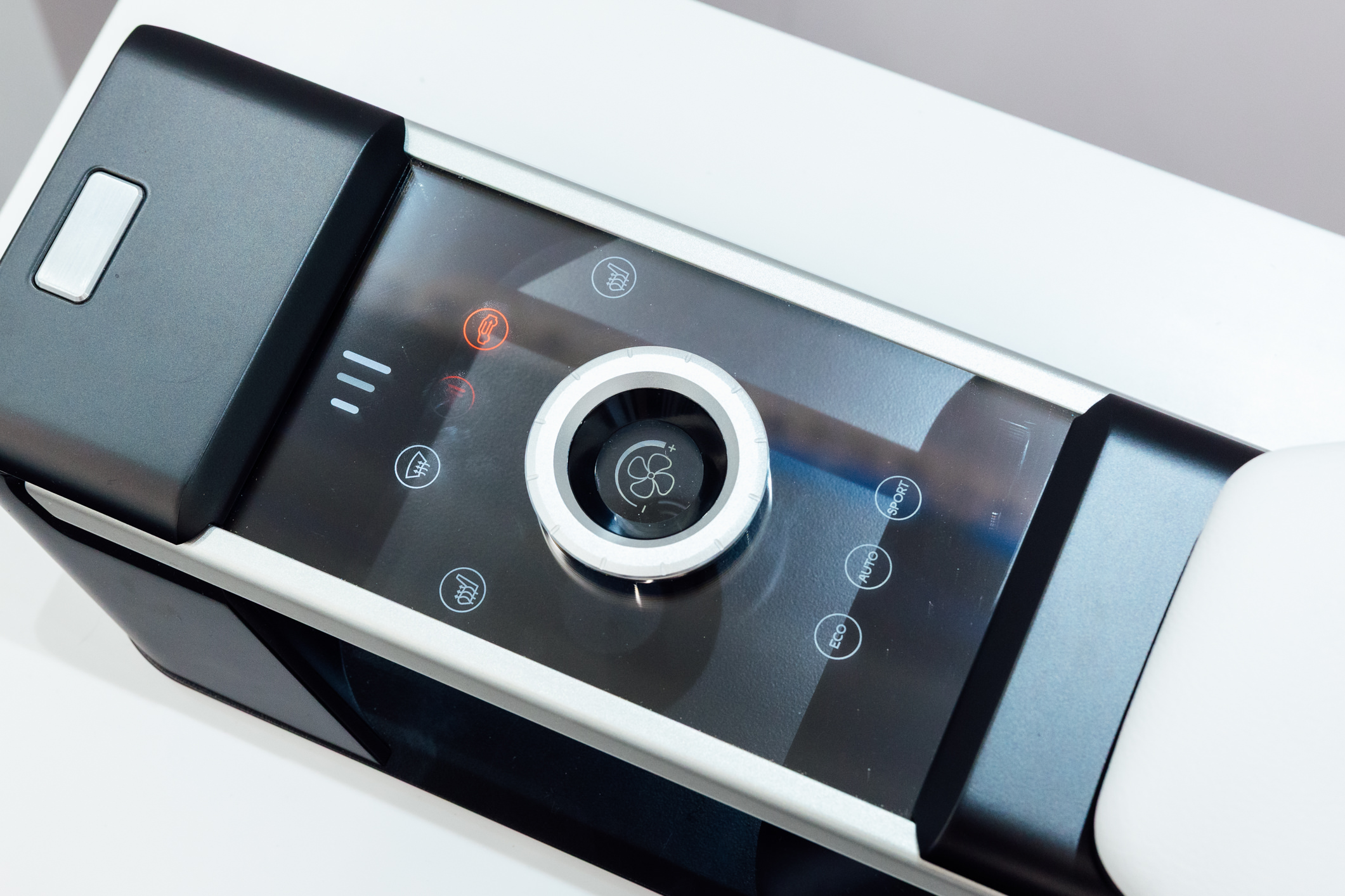 以极简设计打造的CrystalSense Console，为中央扶手区带来创新突破，将功能隐藏于简约的外观中，并采用悬浮式旋钮搭配玻璃面板与主动触觉回馈，仅在操作时才显现功能选单，提供直觉且可自定义的互动体验。